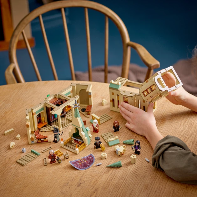 Zestaw klocków LEGO Harry Potter Hogwart: biuro Dumbledore’a 654 elementy (76402) - obraz 4
