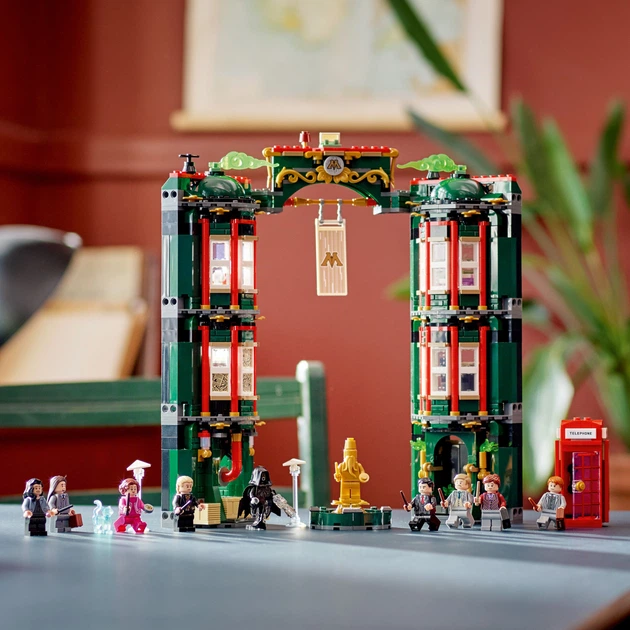 Zestaw klocków LEGO Harry Potter Ministerstwo Magii 990 elementów (76403) - obraz 3
