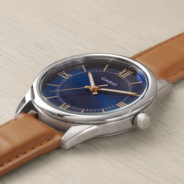 Годинник Casio MTP-V005L-2B5 UDF у блакитному кольорі зі шкіряним ремінцем світло-коричневого відтінку. - зображення 4