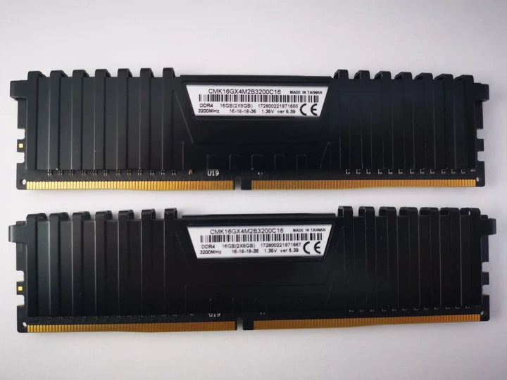 Комплект оперативної пам'яті Corsair Vengeance LPX DDR4 16Gb (2