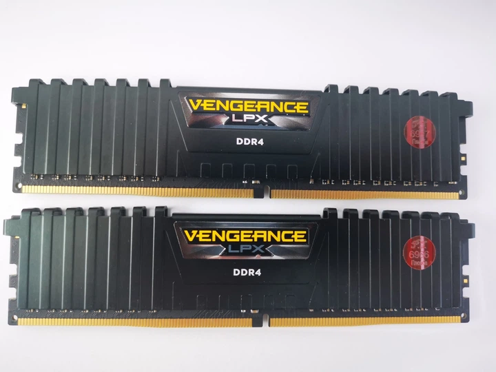 Комплект оперативної пам'яті Corsair Vengeance LPX DDR4 16Gb (2