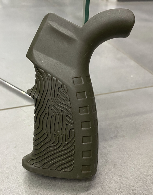 Рукоятка пистолетная прорезиненная для AR15 DLG TACTICAL (DLG-123), цвет Койот, с отсеком, "бобровый хвост" Оливковий, Турция - изображение 1