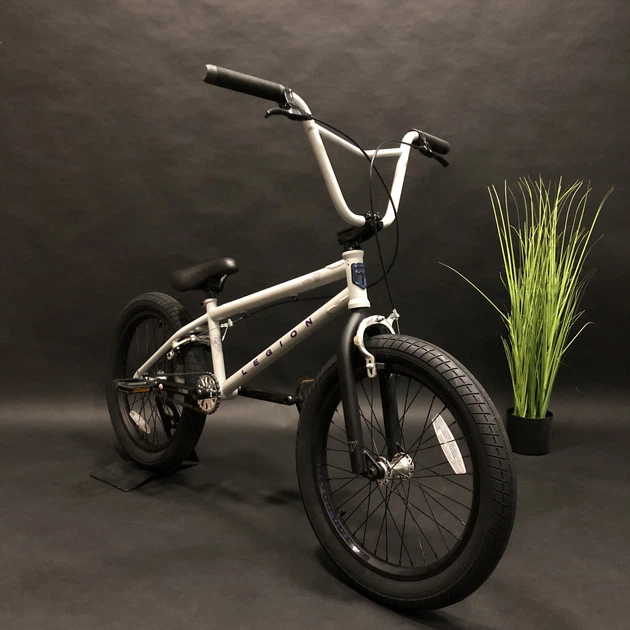 mon LEGION100 2021モデル　BMX Велосипед BMX Mongoose Legion L100 20