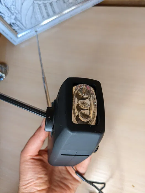 Портативне динамо-радіо із зарядкою USB, Power Bank, сонячною панеллю і ліхтариком Clefers-2000К (5002391) - зображення 2