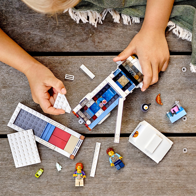 Zestaw klocków LEGO City Great Vehicles Wakacyjny kamper 190 elementów (60283) - obraz 4