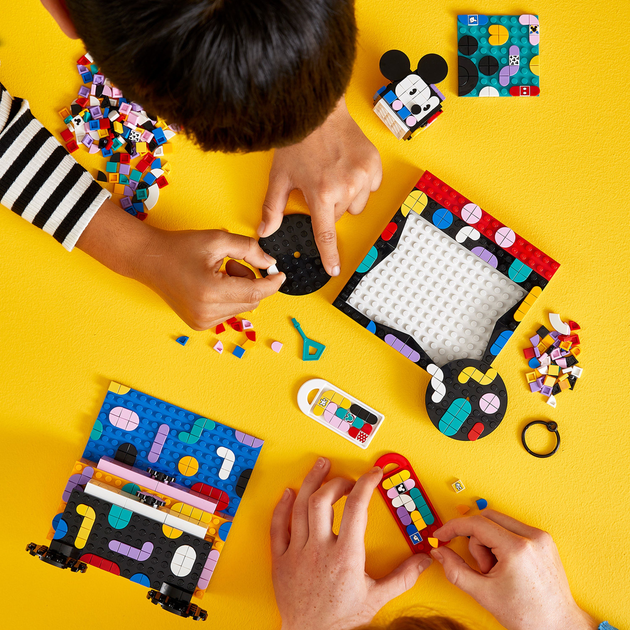 Zestaw klocków LEGO DOTS Myszka Miki i Minnie Powrót do szkoły 669 elementów (41964) - obraz 4
