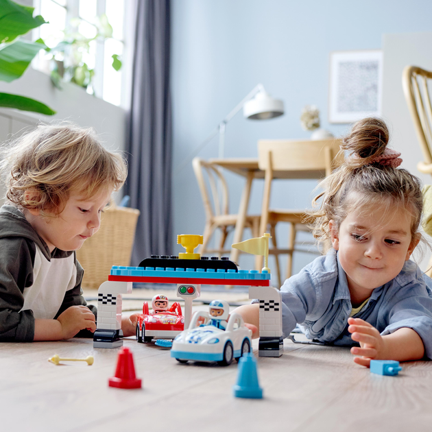 Zestaw klocków LEGO DUPLO Samochody wyścigowe 44 elementy (10947) - obraz 4