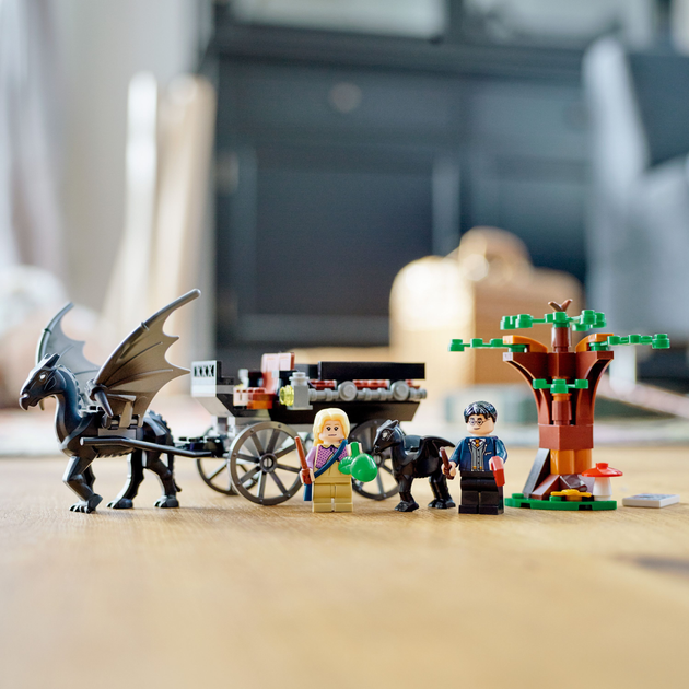 Zestaw klocków LEGO Harry Potter Testrale i kareta z Hogwartu 121 element (76400) - obraz 5