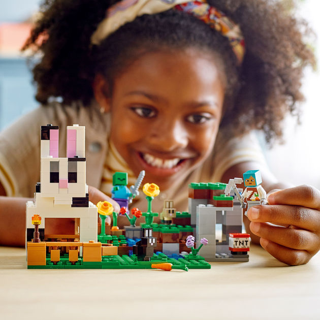 Zestaw klocków LEGO Minecraft Królicza farma 340 elementów (21181) - obraz 3