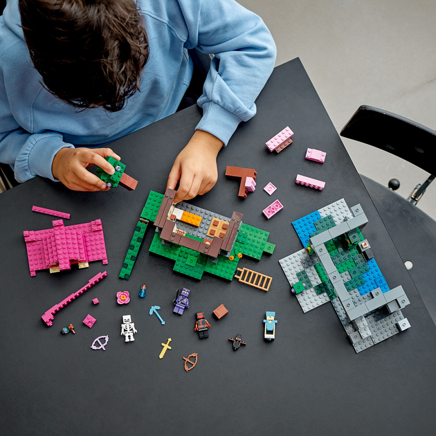 Zestaw klocków LEGO Minecraft Teren szkoleniowy 534 elementy (21183) - obraz 4