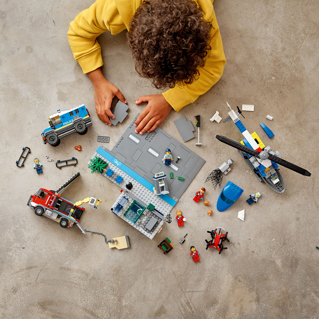 Zestaw klocków LEGO City Pogoń policyjna w banku 915 elementów (60317) - obraz 3