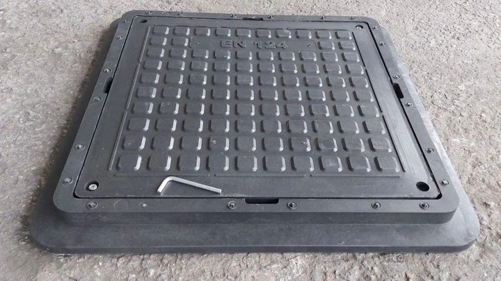 Люк каналізаційний квадратний 740*740 мм садовий з замком чорний