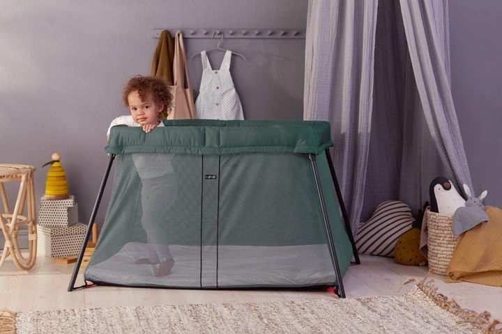 Манеж для путешествий BabyBjorn Travel Crib Light + простынь Dark green, 7317686400035 - Фото 8 Манеж для путешествий BabyBjorn Travel Crib Light + простынь Dark green, 7317686400035 - изображение 8
