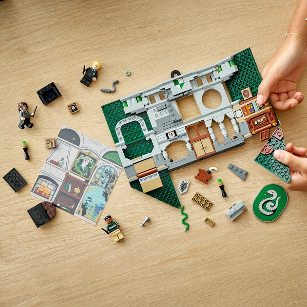 Zestaw klocków LEGO Harry Potter Flaga Slytherinu 349 elementów (76410) - obraz 7