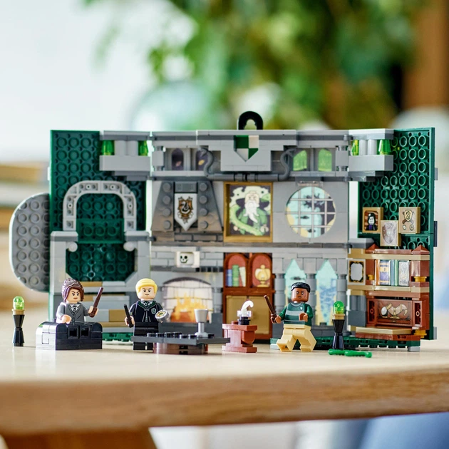 Zestaw klocków LEGO Harry Potter Flaga Slytherinu 349 elementów (76410) - obraz 8
