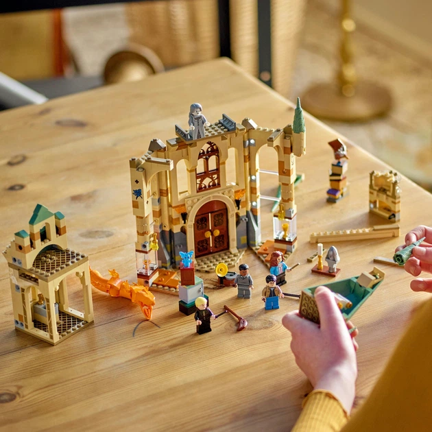Zestaw klocków LEGO Harry Potter Hogwart: Pokój życzeń 587 elementów (76413) - obraz 7