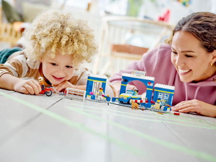 Конструктор LEGO City Переслідування на поліцейській дільниці 172 деталі (60370) - зображення 6