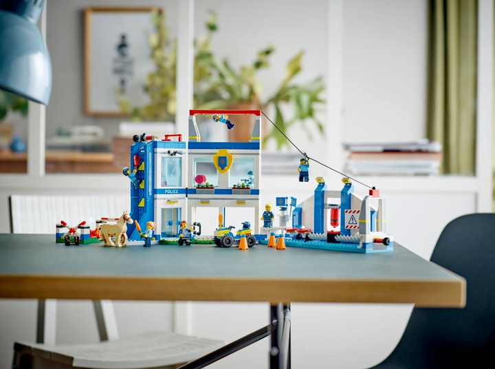 Zestaw klocków LEGO City Akademia policyjna 823 elementy (60372) - obraz 7