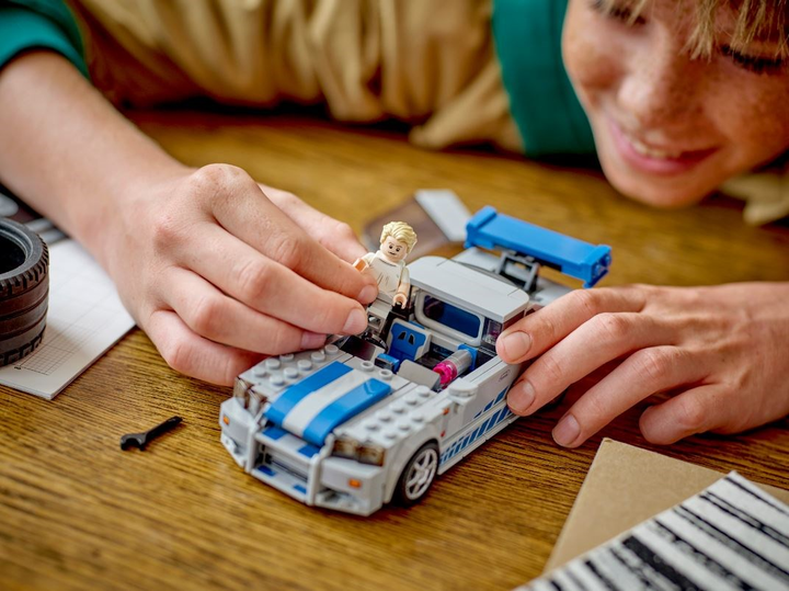 Zestaw klocków LEGO Speed Champions Nissan Skyline GT-R (R34) z filmu Za szybcy za wściekli 319 elementów (76917) - obraz 7