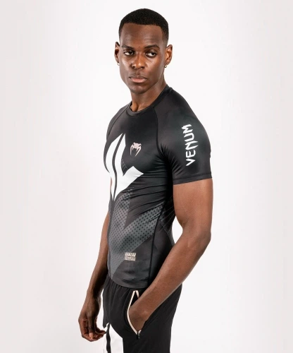 Рашгард Venum Loma Arrow Short Sleeves Rashguards Black White (VENUM-03957-108-XXL) - Фото 4 Рашгард Venum Loma Arrow Short Sleeves Rashguards Black White (VENUM-03957-108-XXL) - изображение 4