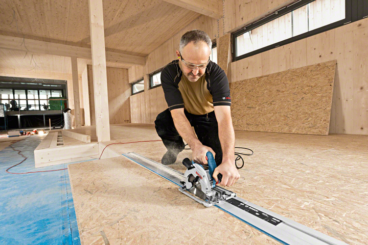 Циркулярная пила Bosch Professional GKS 55+ GCE,1300 вт, 63 мм глубина реза + диск Standard for Wood speed (0601682100) - Фото 12 Циркулярная пила Bosch Professional GKS 55+ GCE,1300 вт, 63 мм глубина реза + диск Standard for Wood speed (0601682100) - изображение 12