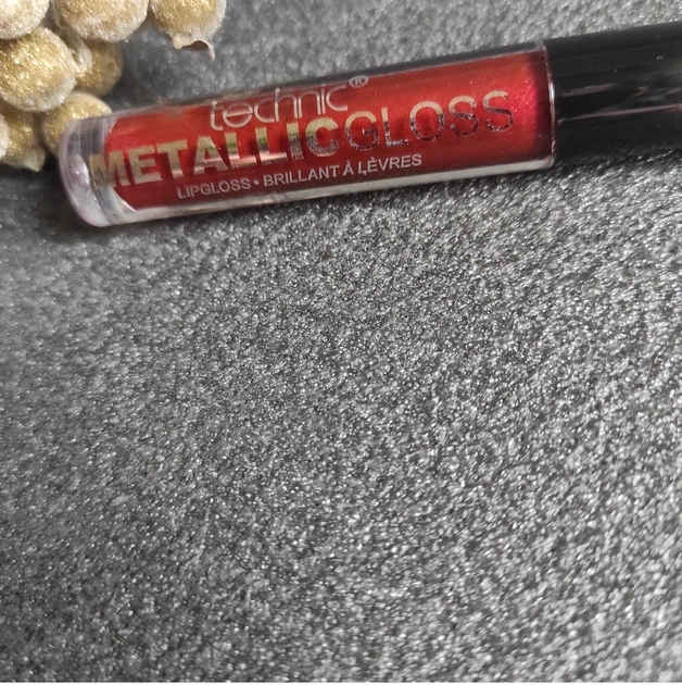 Блеск для губ с эффектом металик Technic Metallic Lip Gloss "Aphrodite" Вишневый - изображение 3