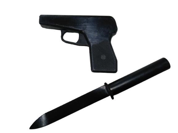Комплект макетов оружия Нож и Пистолет резиновые - изображение 1