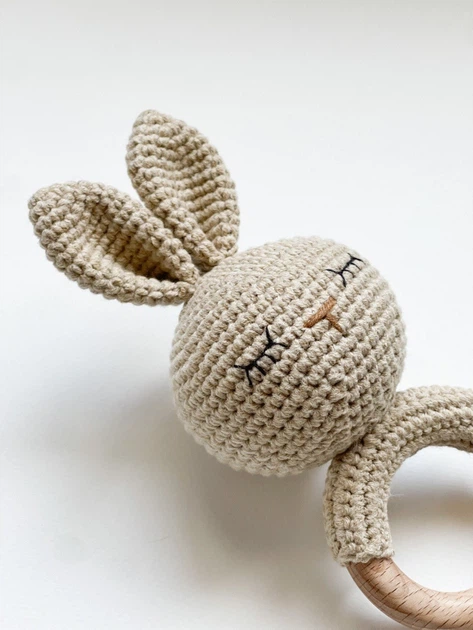Детская игрушка-погремушка Kiddie Widdie зайчик холодный беж hand made - Фото 3 Детская игрушка-погремушка Kiddie Widdie зайчик холодный беж hand made - изображение 3