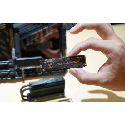 SSD накопитель Gigabyte Aorus Gen5 10000 2tb m.2 2280 (ag510k2tb) - изображение 9