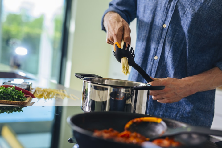 Łyżka do spaghetti Fiskars Functional Form 29 cm (1027301) - obraz 5