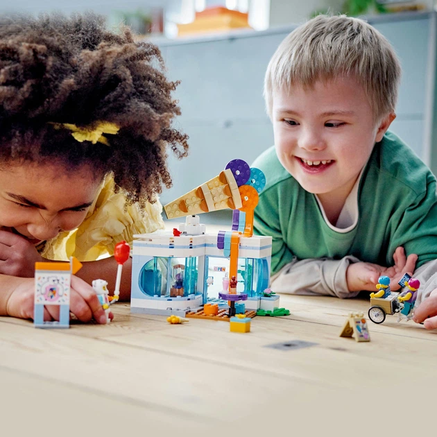 Zestaw klocków LEGO City Lodziarnia 296 elementów (60363) - obraz 3