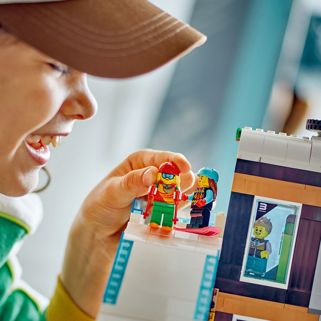 Конструктор LEGO City Гірськолижний і скелелазний центр 1045 деталей (60366) - зображення 6