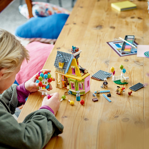 Zestaw klocków LEGO Disney Dom z bajki Odlot 598 elementow (43217) - obraz 5