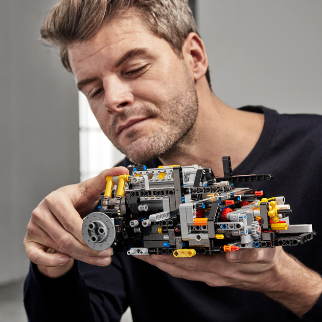 Конструктор LEGO Technic Bugatti Chiron 3599 деталей (42083) - зображення 4