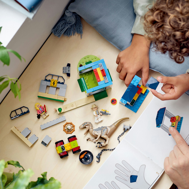 Zestaw klocków LEGO Jurassic World Ucieczka welociraptora 137 elementów (76957) - obraz 4