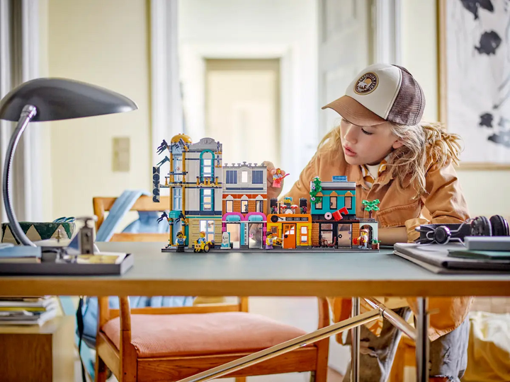 Конструктор LEGO Центральна вулиця 1459 деталей (31141) - зображення 4