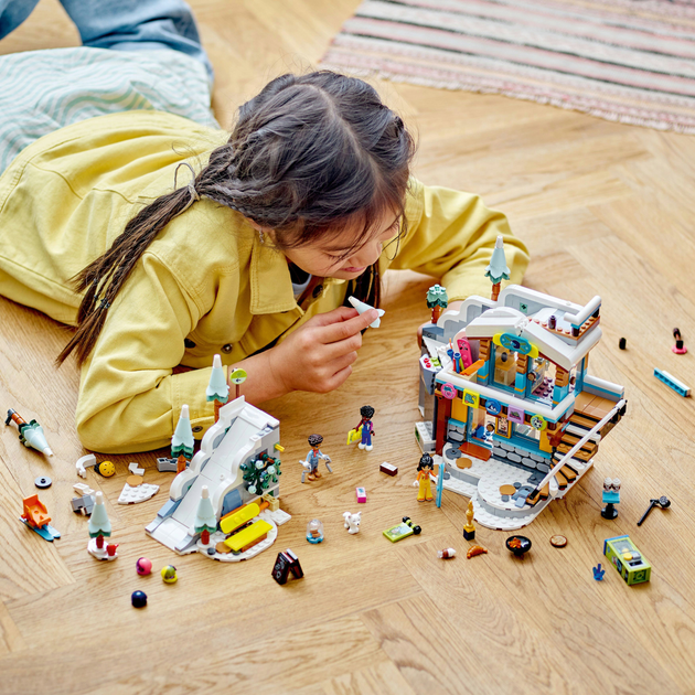 Zestaw klocków LEGO Friends Stok narciarski i kawiarnia 980 elementów (41756) - obraz 7