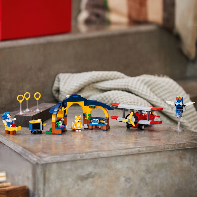 Zestaw klocków LEGO Tails z warsztatem i samolot Tornado 376 elementów (76991) - obraz 3