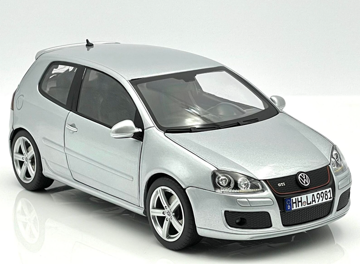 Модель автомобіля Volkswagen Golf 5 GTI Pirelli Silver by Norev