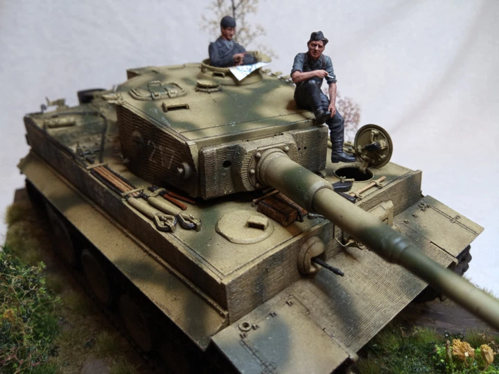 Сборная модель 1/35 танк Pz.Kpfw.VI Ausf.E Sd.Kfz.181 Gruppe "Fehrmann" Tiger I Dragon 6484 - Фото 6 Сборная модель 1/35 танк Pz.Kpfw.VI Ausf.E Sd.Kfz.181 Gruppe "Fehrmann" Tiger I Dragon 6484 - изображение 6