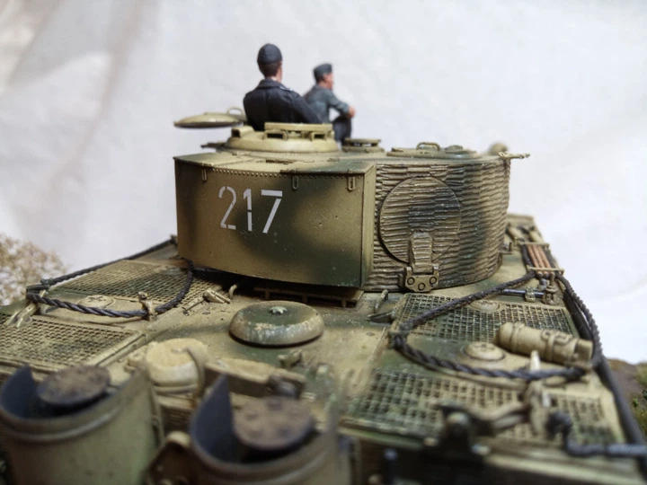 Сборная модель 1/35 танк Pz.Kpfw.VI Ausf.E Sd.Kfz.181 Gruppe "Fehrmann" Tiger I Dragon 6484 - Фото 8 Сборная модель 1/35 танк Pz.Kpfw.VI Ausf.E Sd.Kfz.181 Gruppe "Fehrmann" Tiger I Dragon 6484 - изображение 8