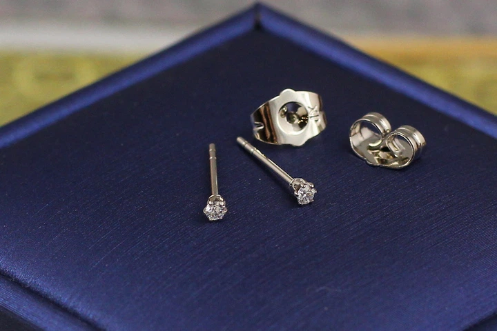 Сережки гвоздики Xuping Jewelry фіаніт на шість кріплень 2 мм сріблясті - Фото 1 Сережки гвоздики Xuping Jewelry фіаніт на шість кріплень 2 мм сріблясті - зображення 1