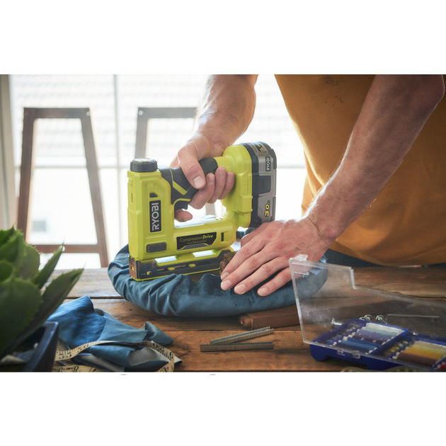 Степлер акумуляторний Ryobi R18ST50-0 - Фото 5 Степлер акумуляторний Ryobi R18ST50-0 - зображення 5