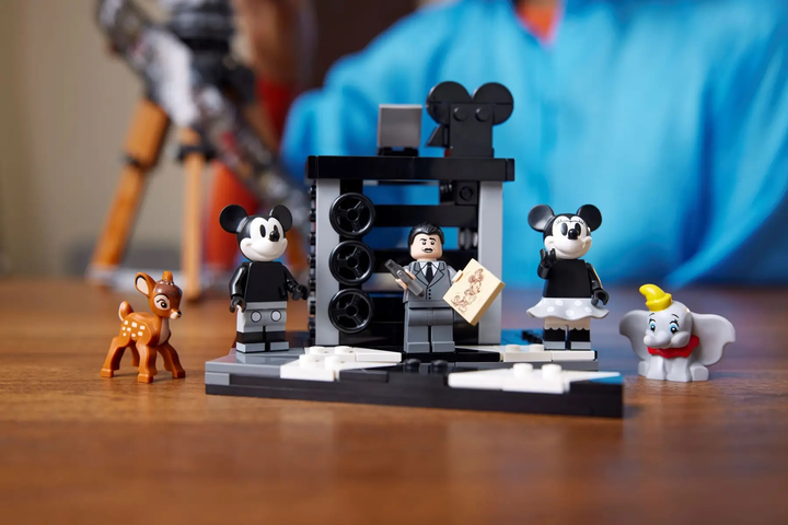 Zestaw klocków LEGO Disney Kamera Walta Disneya 811 części (43230) - obraz 10