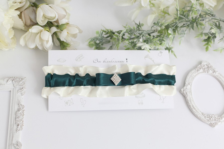 Бел-зеленая свадебная подвязка на ногу невесты