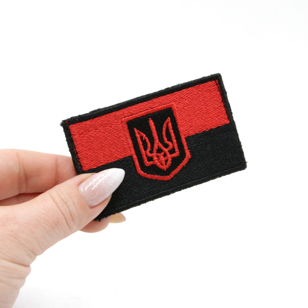 Вышитый шеврон флаг УПА с гербом Украины, нашивка-патч красно-черный 4х7см, шеврон ЗСУ с Тризубом - изображение 2