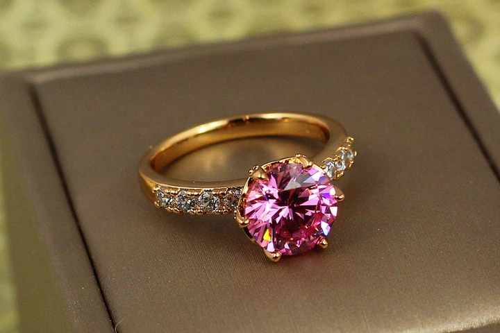 Кольцо Xuping Jewelry зерно граната с розовым камнем р 20 золотистое - Фото 1 Кольцо Xuping Jewelry зерно граната с розовым камнем р 20 золотистое - изображение 1