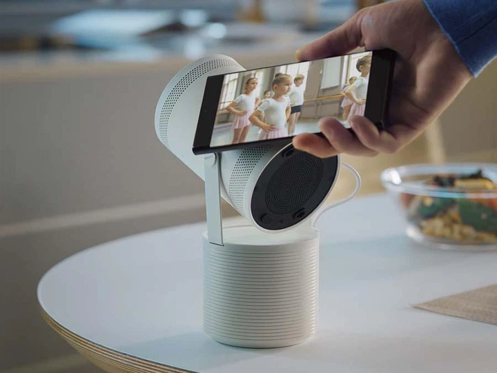 Проєктор Samsung The Freestyle 2nd-Gen White (SP-LFF3CLAXXUA) + Зовнішній акумулятор Samsung для проектора The Freestyle (VG-FBB3BA) у подарунок! - зображення 17