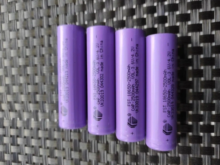 Акумулятор високострумовий 18650 FST 2500mAh, Lithium, Li-Ion - зображення 2