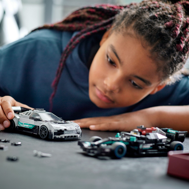 Конструктор LEGO Mercedes-AMG F1 W12 E Performance та Mercedes-AMG Project One 564 деталі (76909) - зображення 3